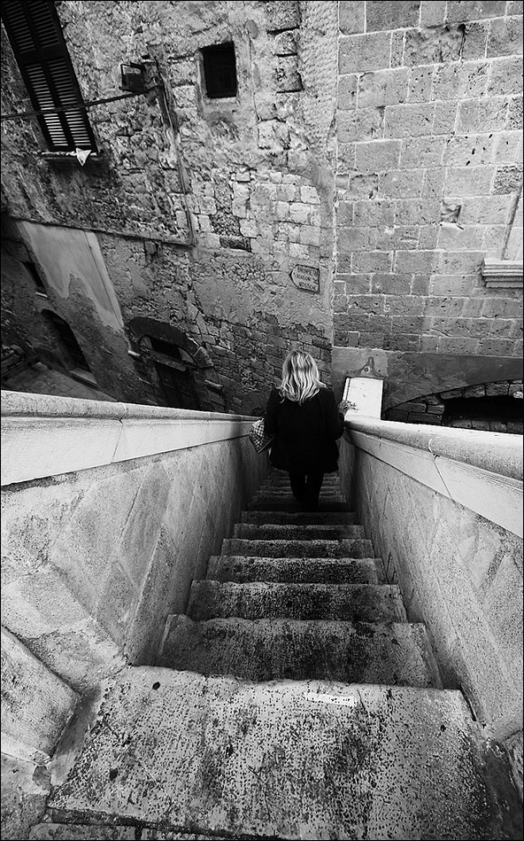Gi� per l'antica scala