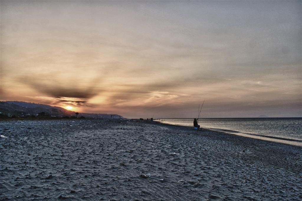 pescare al tramonto