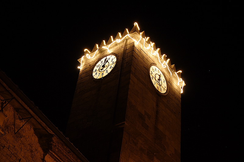 Torre con orologio