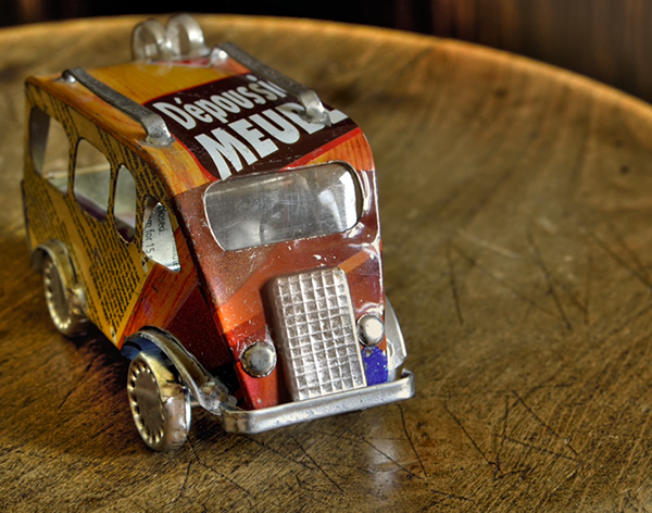 Vecchio camioncino di latta