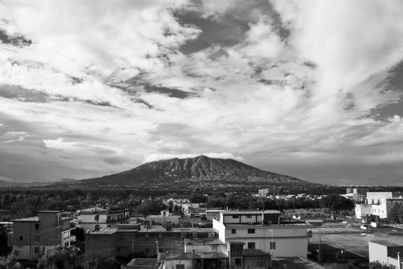 Alle spalle del Vesuvio, il monte Somma