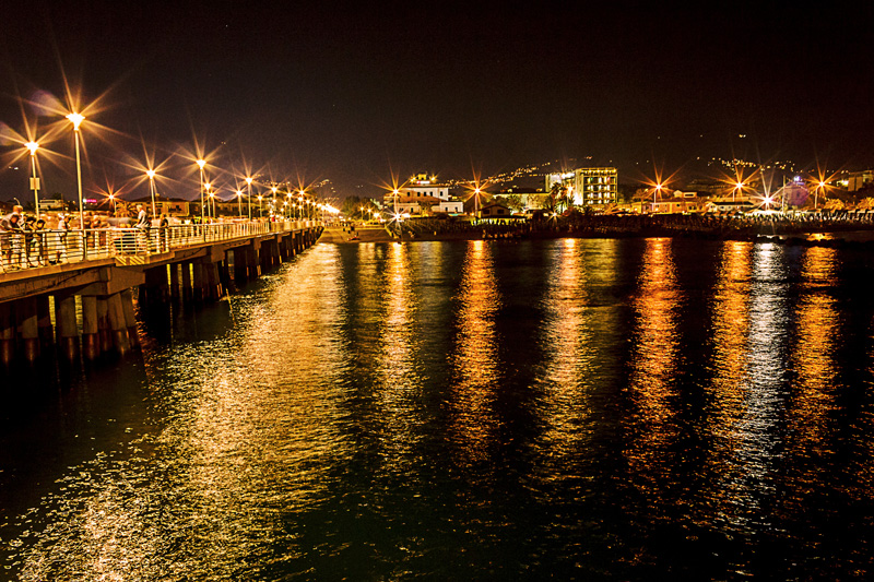 Giochi di luce dal pontile di Marina di Massa