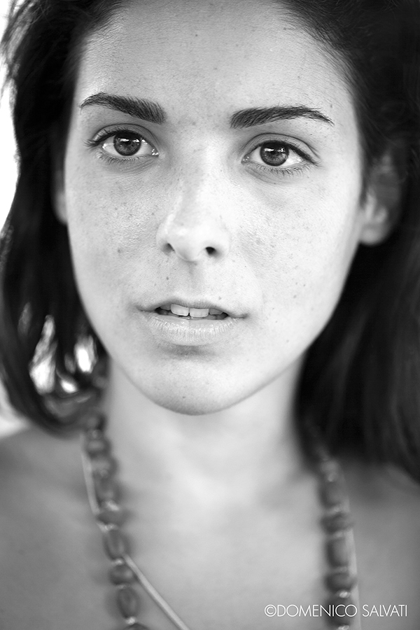 costruttrice di collane - Ritratto in bianco e nero