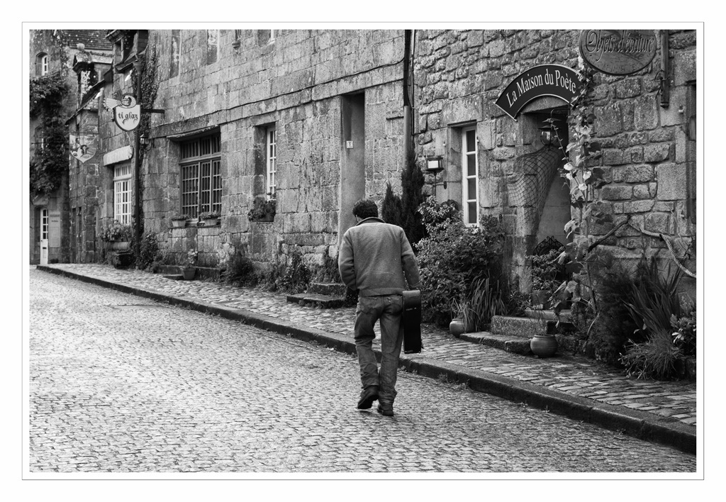 il violinista va al lavoro