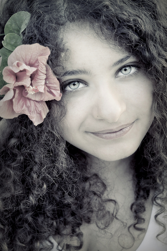 un ibisco tra i capelli