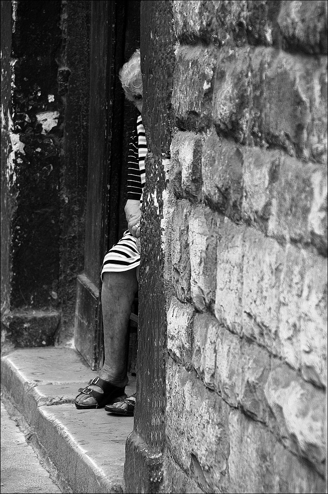 Sull'uscio. Osservando, aspettando...