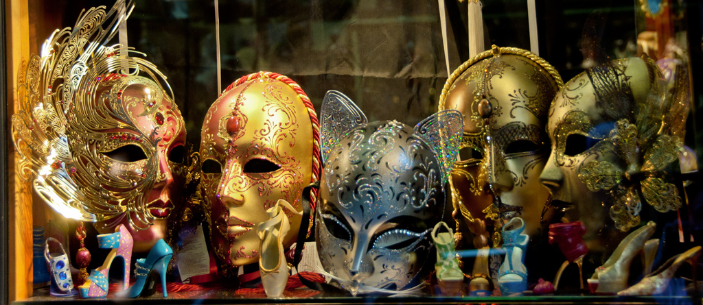 Maschere in  vetrina