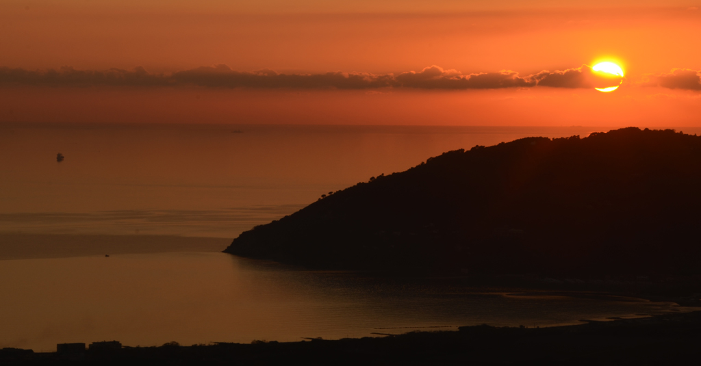 primissimi panorami tramonto sul Mar Ligure