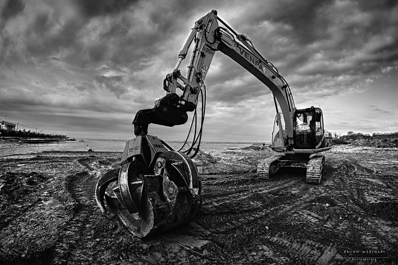 Mezzi meccanici alla foce....