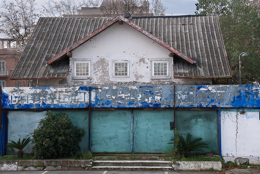 Locale chiuso e fatiscente