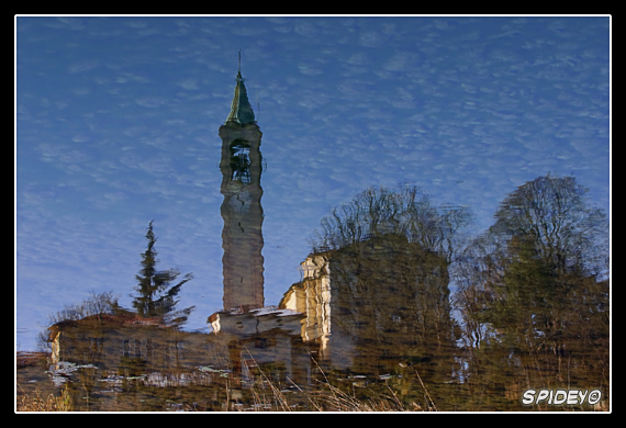 Chiesa riflessa nel fiume