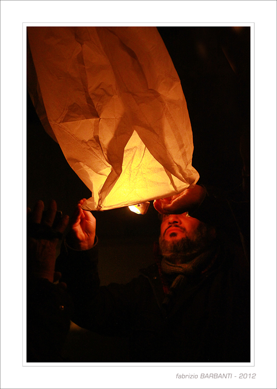 Piccole mongolfiere sagono al cielo