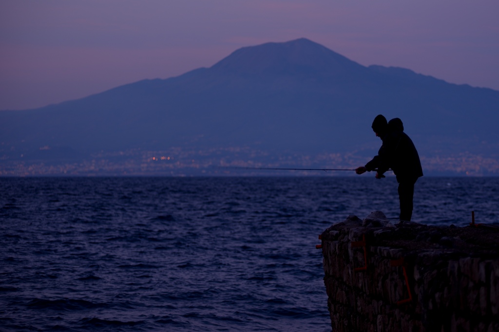 Pescatore e Vesuvio
