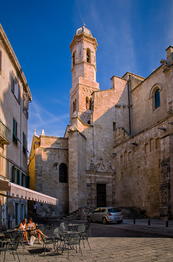 Retro Duomo con Turiste ed Opel parcheggiata.