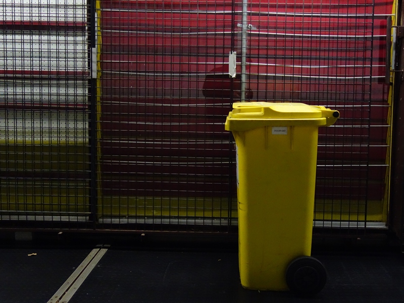 Notturno con bidone giallo