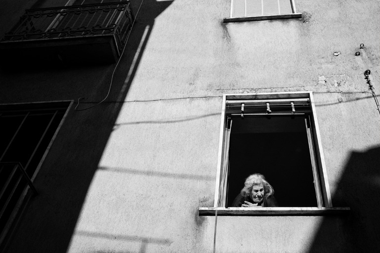 Controne: signora alla finestra