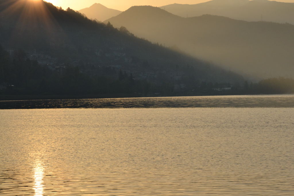 alba sul lago