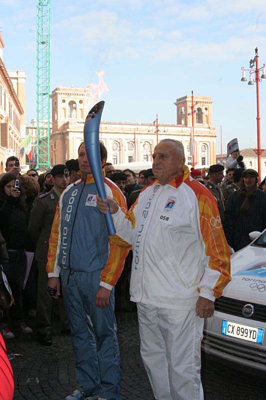 Tanta gente ferma il Tedoforo