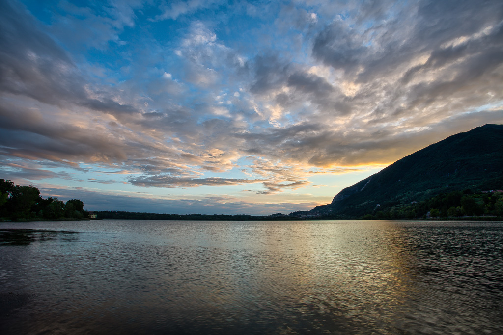 Il lago di Annone al tramonto