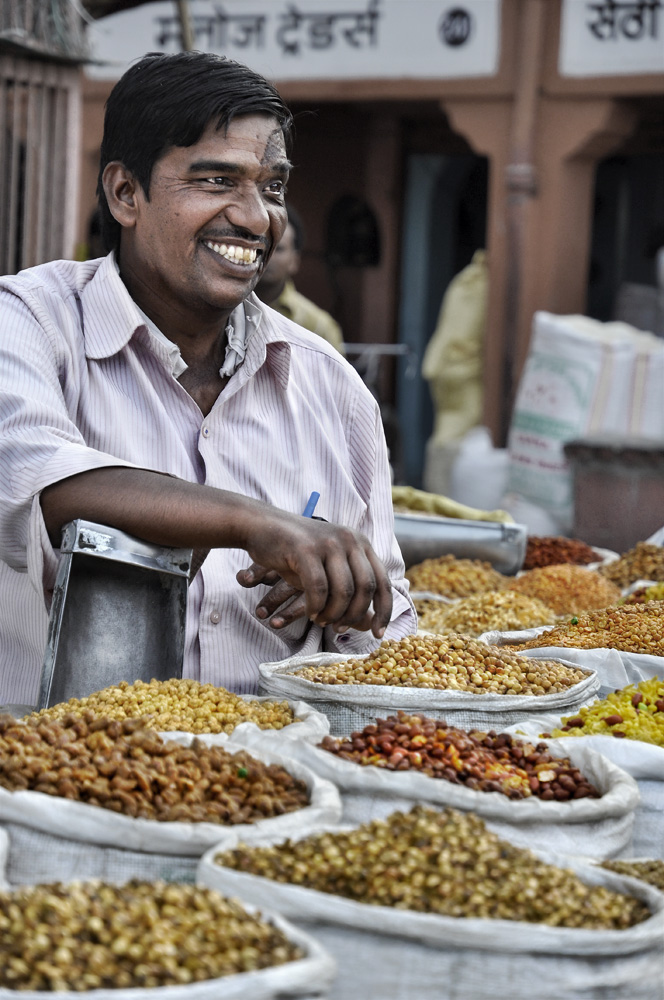 Venditore di spezie al bazar di Jaipur - India