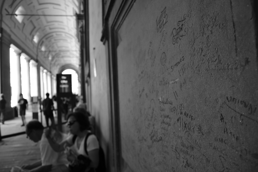 Graffiti conservati agli Uffizi...saranno preistorici?