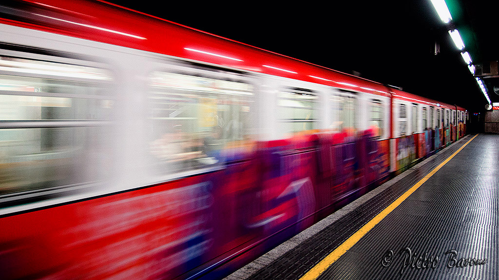 Frenesia di luci e colori in metro