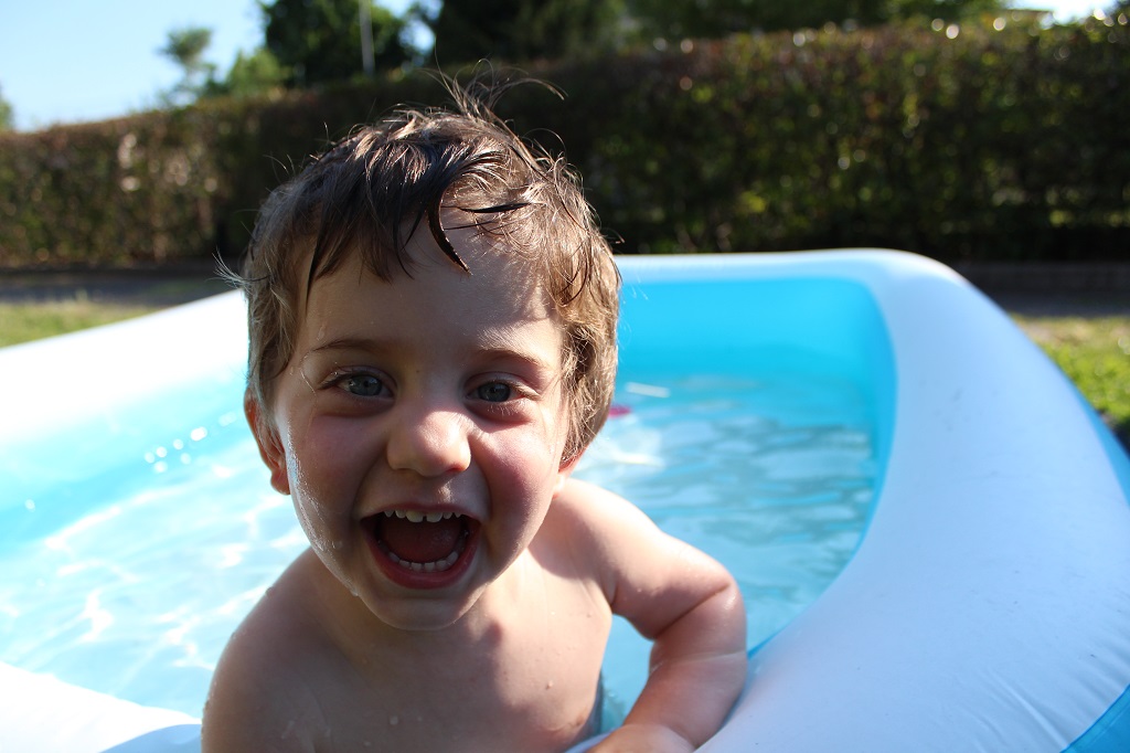 In giardino col fratellino