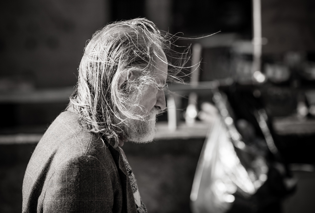 � la mia questa  figura di spalle che se ne va nella pioggia?