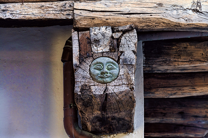 Il legno, la luna, la grondaia