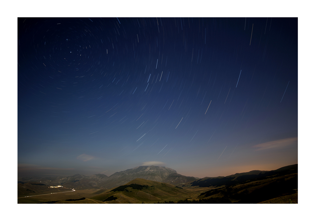 paesaggio illuminato dalla luna