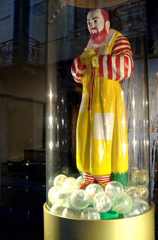 Ma Padre Pio � un pagliaccio? Foto di uno scandalo...