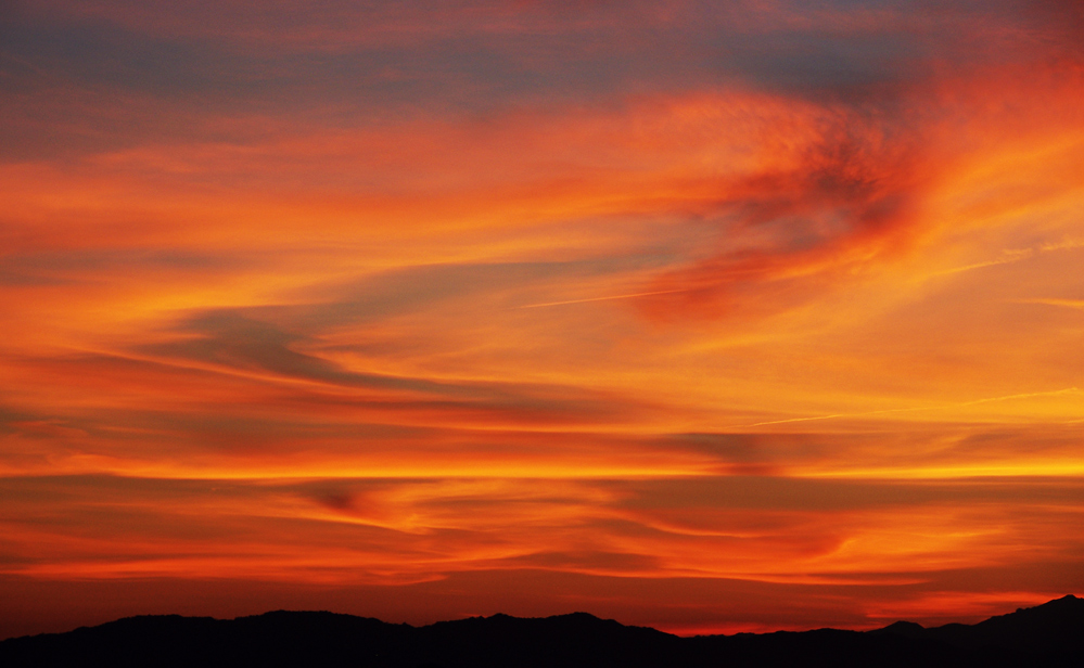 Tramonto su profilo collinare