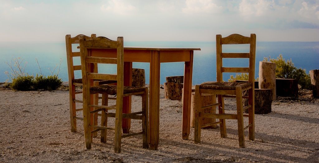 Posti a sedere in attesa del tramonto