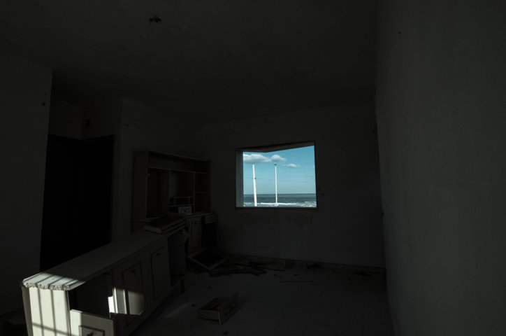 gli uomini costruiscono case per sentirsi in gabbia e finestre per volersi liberi