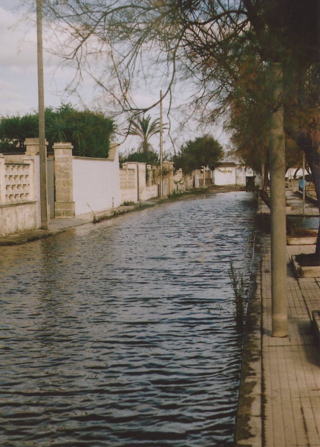 Case che voglion esser battelli, strade che voglion essere navigate,pioggia che vuole esser mare.