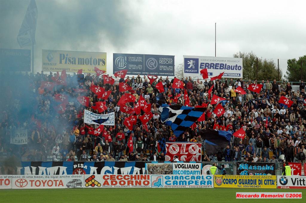 Gradinata agitata,tifo da stadio....