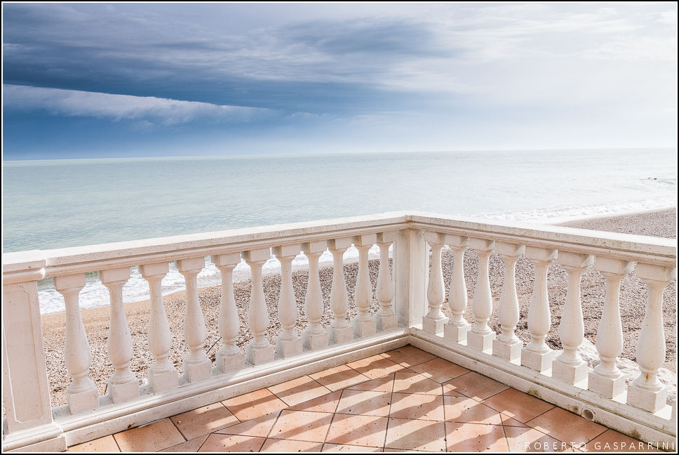 "Ma sedendo e mirando, interminati spazi di l� da quella"