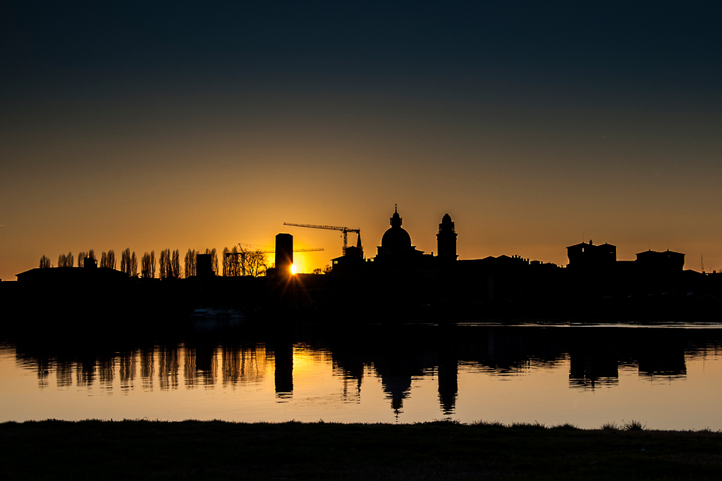 Mantova in silhouette