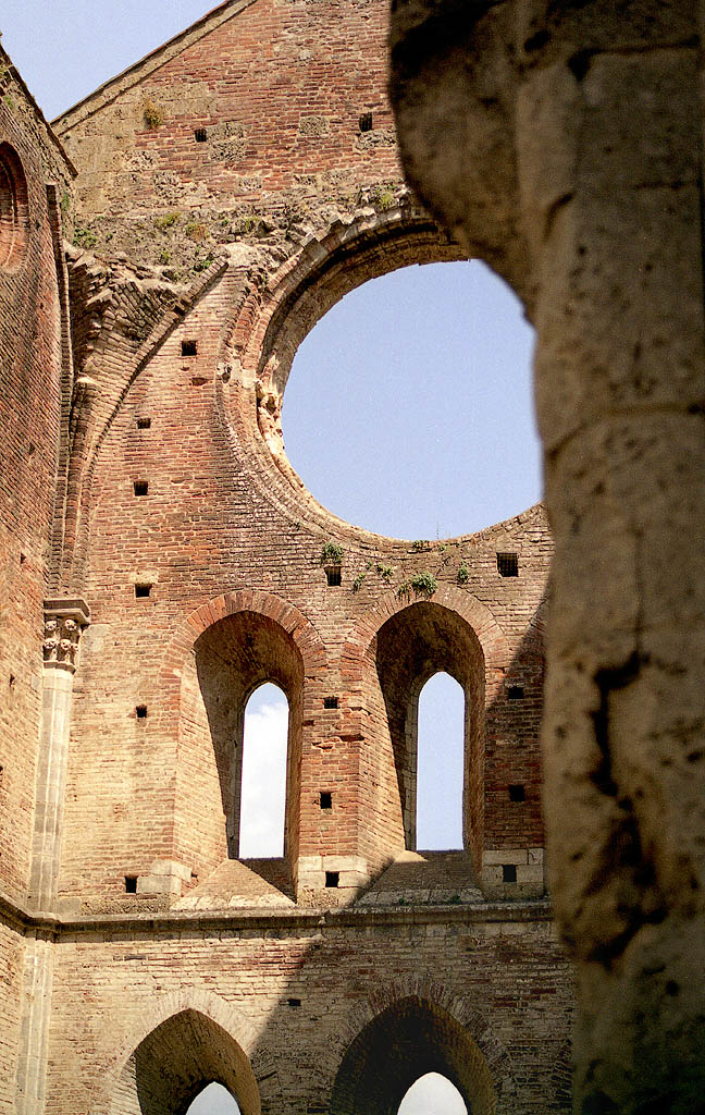 san galgano - scorcio rosone posteriore