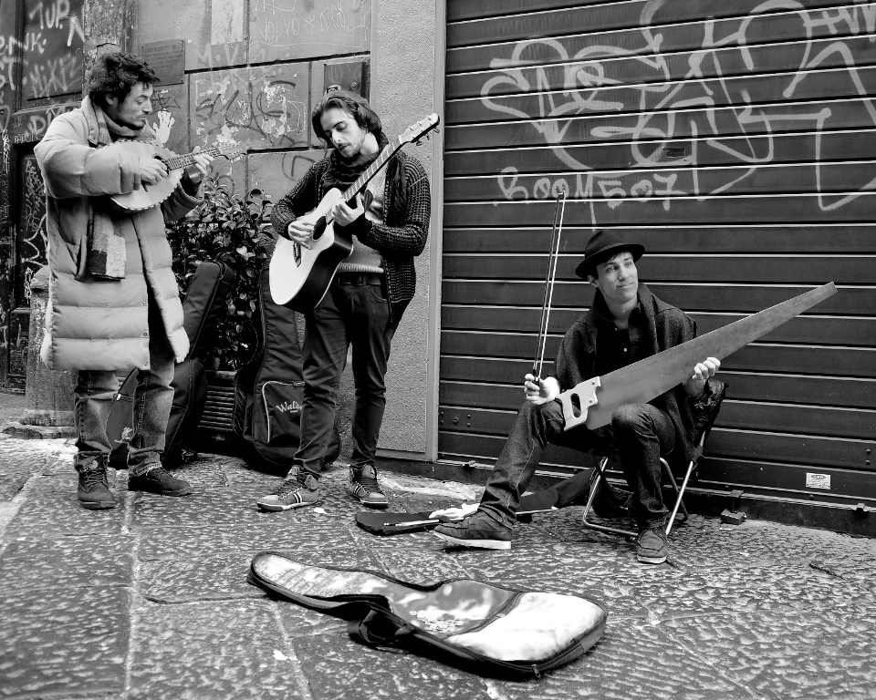 Mandolino, chitarra e...sega.