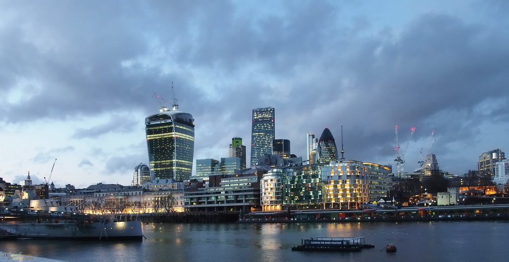 La City vista dalle rive del  Tamigi