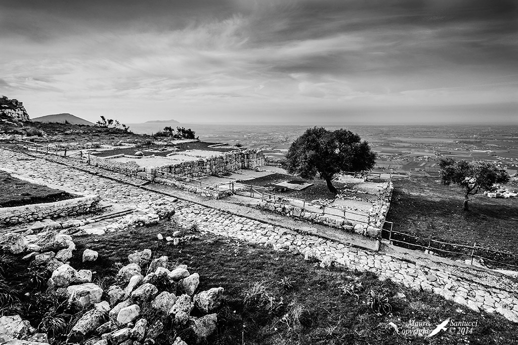 da antiche rovine, uno sguardo verso il mare