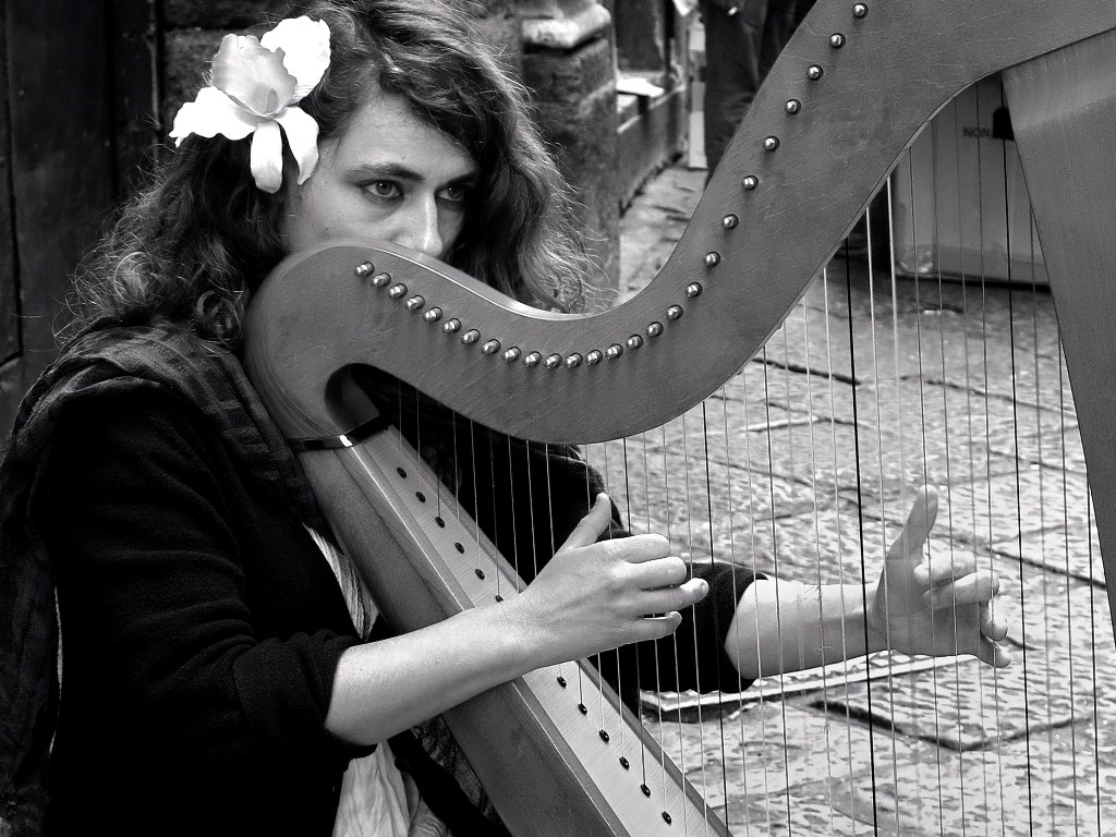 La ragazza con l'arpa.