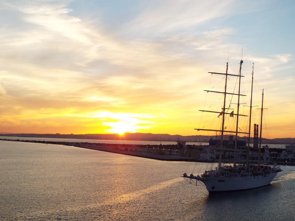 "Salpare al tromonto"