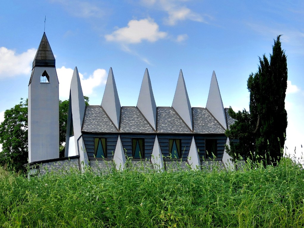 Guglie che spuntano dall'erba.