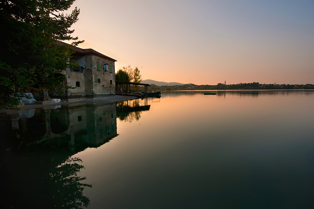 Casolare sul lago