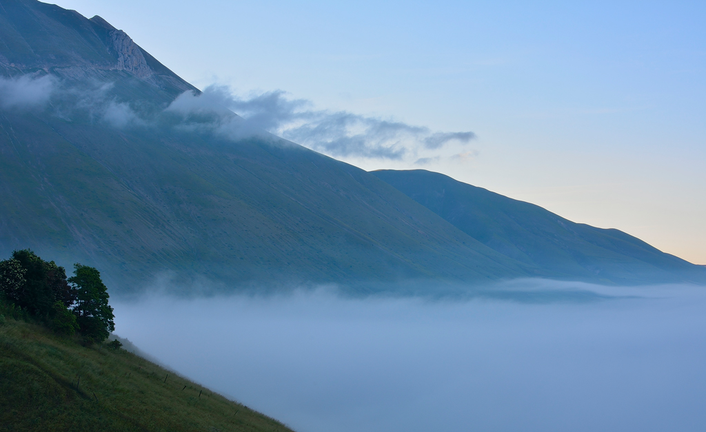 I monti Sibillini sorgono dalla nebbia