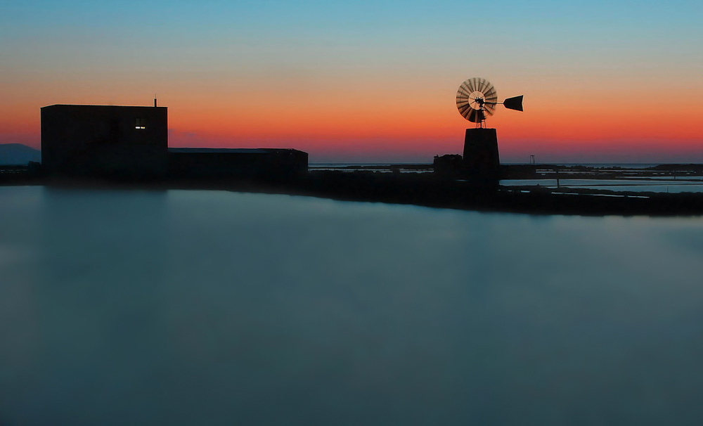 (Trapani) tramonto sulle saline