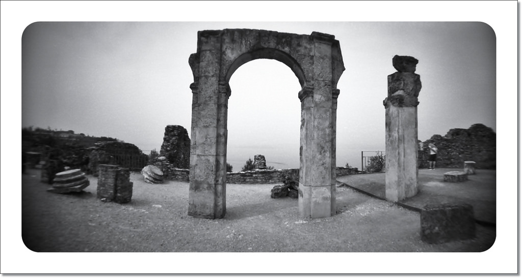 Sirmione, Grotte di Catullo ;/) pinhole