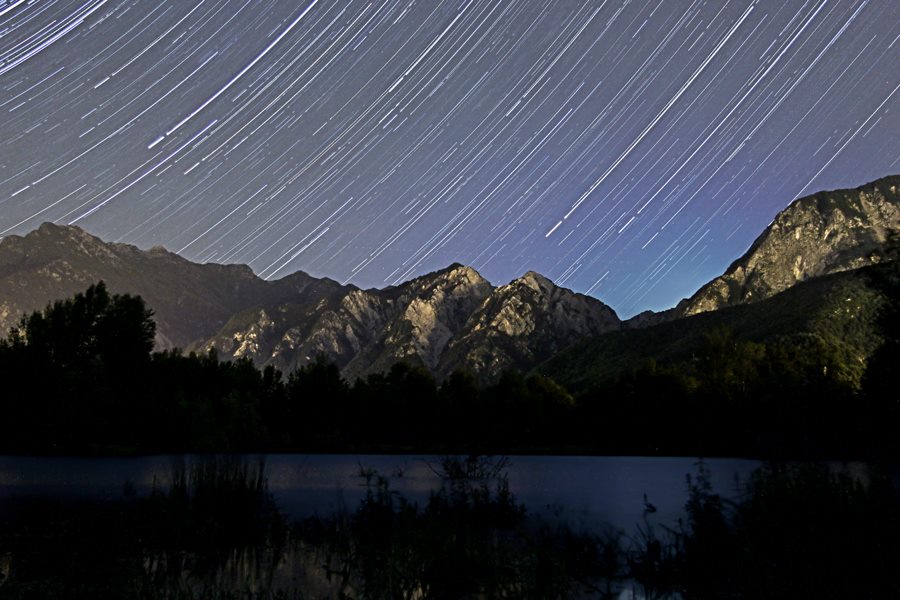 Star trails sul lago